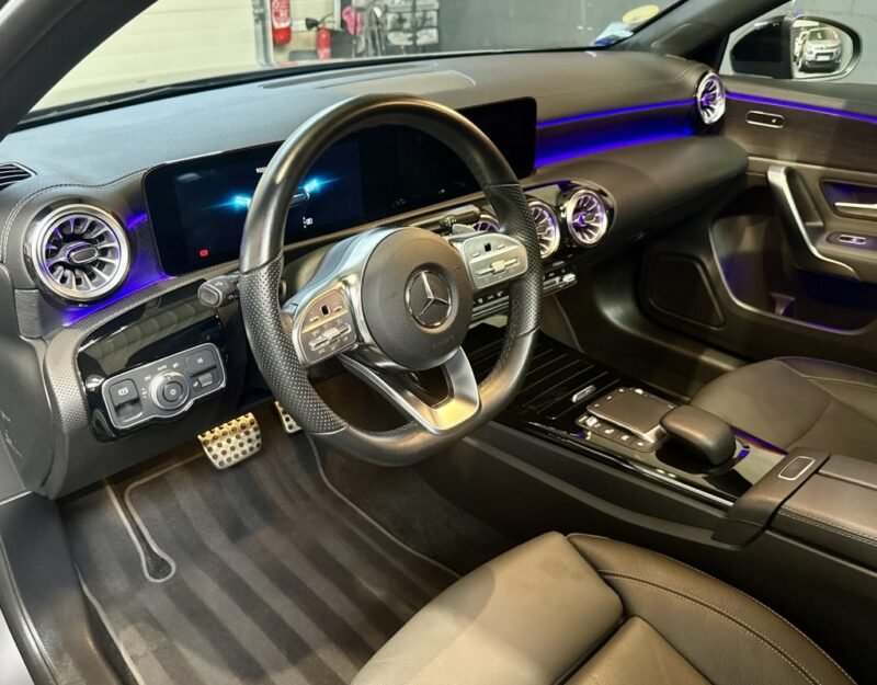 MERCEDES CLASSE A 180 D AMG line TOIT OUVRANT / PREMIERE MAIN