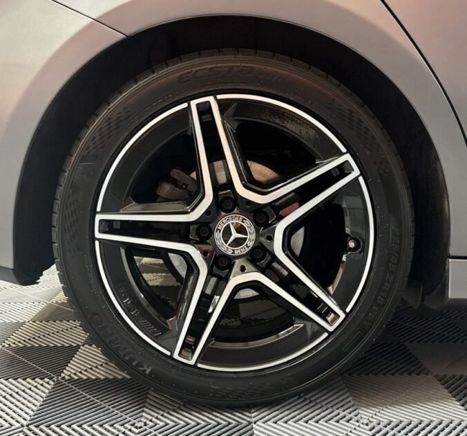 MERCEDES CLASSE A 180 D AMG line TOIT OUVRANT / PREMIERE MAIN