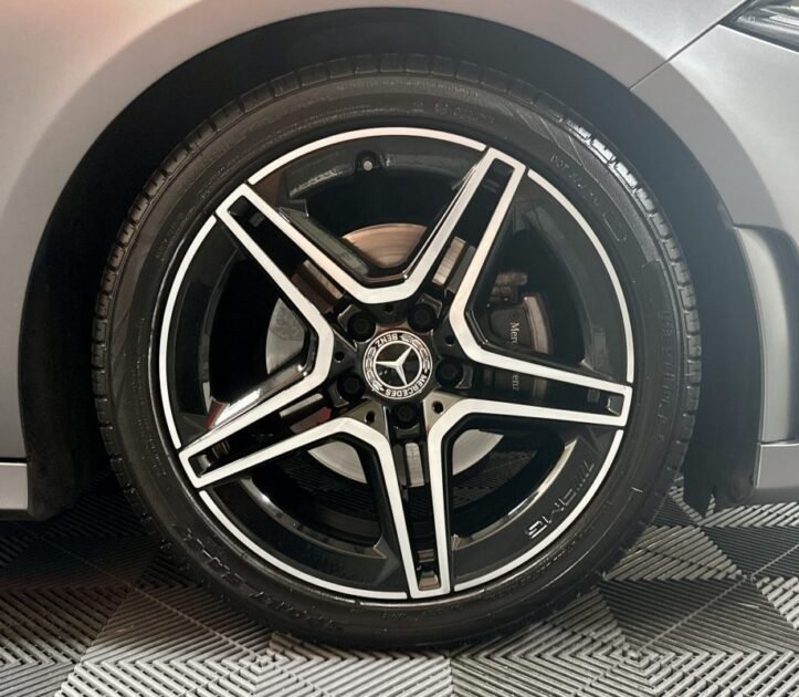 MERCEDES CLASSE A 180 D AMG line TOIT OUVRANT / PREMIERE MAIN