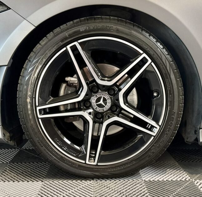 MERCEDES CLASSE A 180 D AMG line TOIT OUVRANT / PREMIERE MAIN