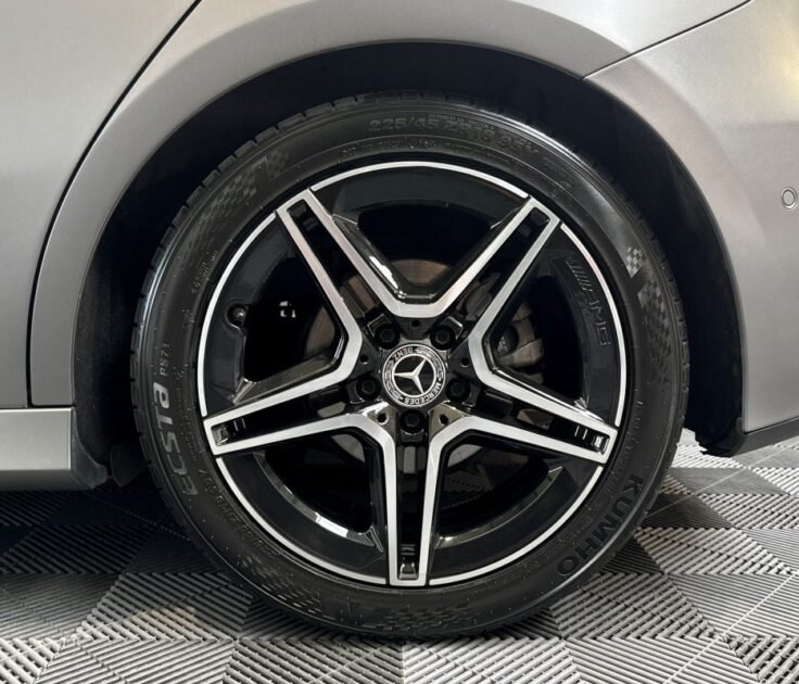 MERCEDES CLASSE A 180 D AMG line TOIT OUVRANT / PREMIERE MAIN