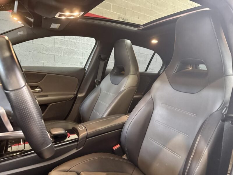 MERCEDES CLASSE A 180 D AMG line TOIT OUVRANT / PREMIERE MAIN