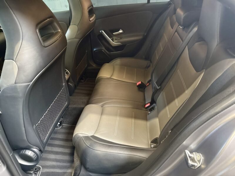 MERCEDES CLASSE A 180 D AMG line TOIT OUVRANT / PREMIERE MAIN