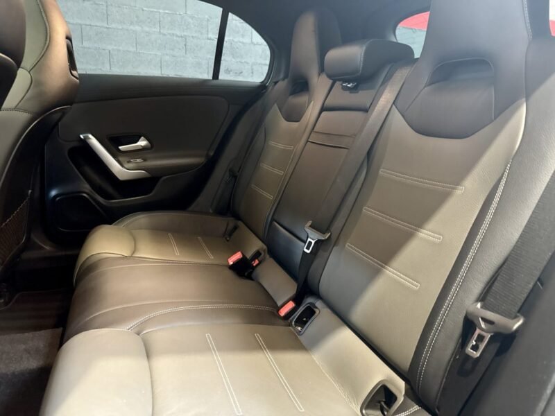 MERCEDES CLASSE A 180 D AMG line TOIT OUVRANT / PREMIERE MAIN