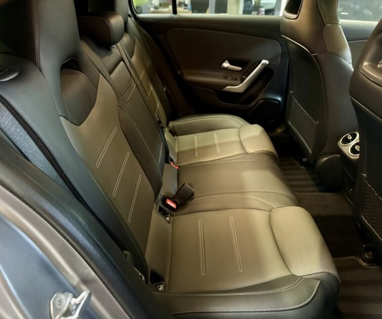 MERCEDES CLASSE A 180 D AMG line TOIT OUVRANT / PREMIERE MAIN