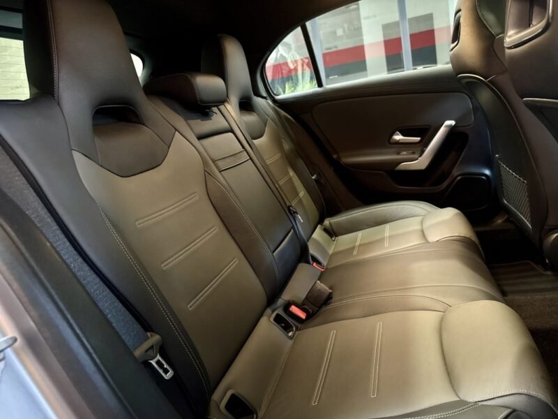 MERCEDES CLASSE A 180 D AMG line TOIT OUVRANT / PREMIERE MAIN