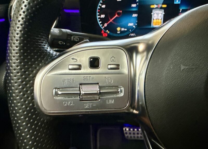 MERCEDES CLASSE A 180 D AMG line TOIT OUVRANT / PREMIERE MAIN