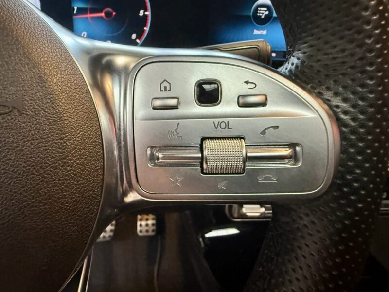 MERCEDES CLASSE A 180 D AMG line TOIT OUVRANT / PREMIERE MAIN