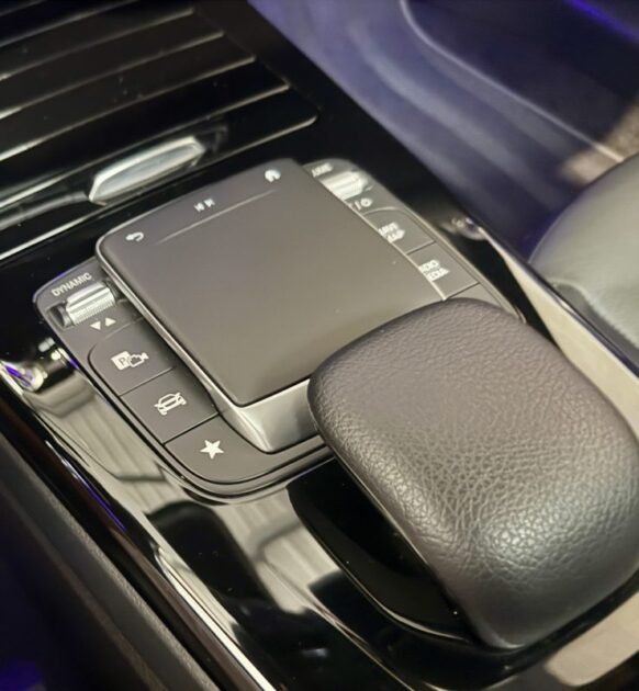 MERCEDES CLASSE A 180 D AMG line TOIT OUVRANT / PREMIERE MAIN