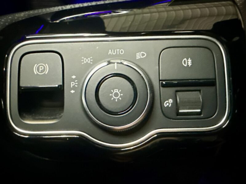 MERCEDES CLASSE A 180 D AMG line TOIT OUVRANT / PREMIERE MAIN
