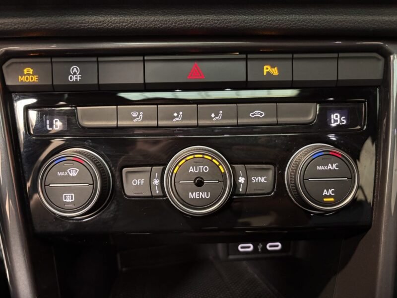 VOLKSWAGEN T roc R-LINE 150CV dsg7 TOIT OUVRANT / PREMIERE MAIN/ CARPLAY 