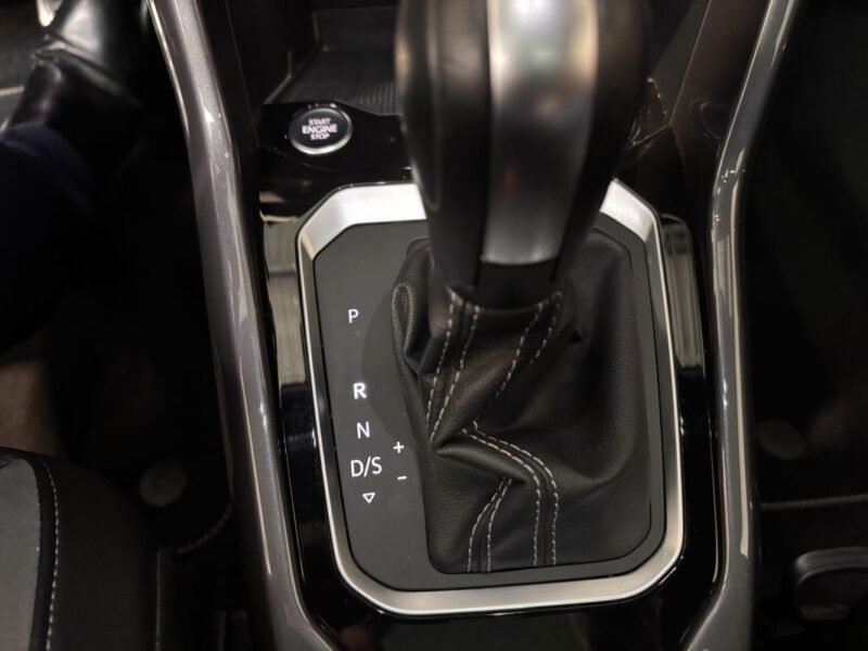 VOLKSWAGEN T roc R-LINE 150CV dsg7 TOIT OUVRANT / PREMIERE MAIN/ CARPLAY 