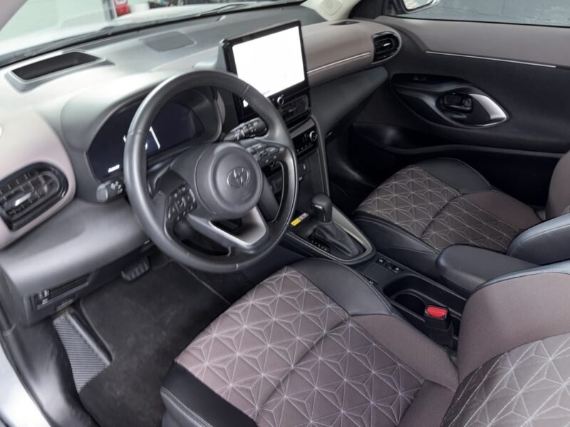 TOYOTA YARIS cross COLLECTION toit PANORAMIQUE / PREMIERE MAIN