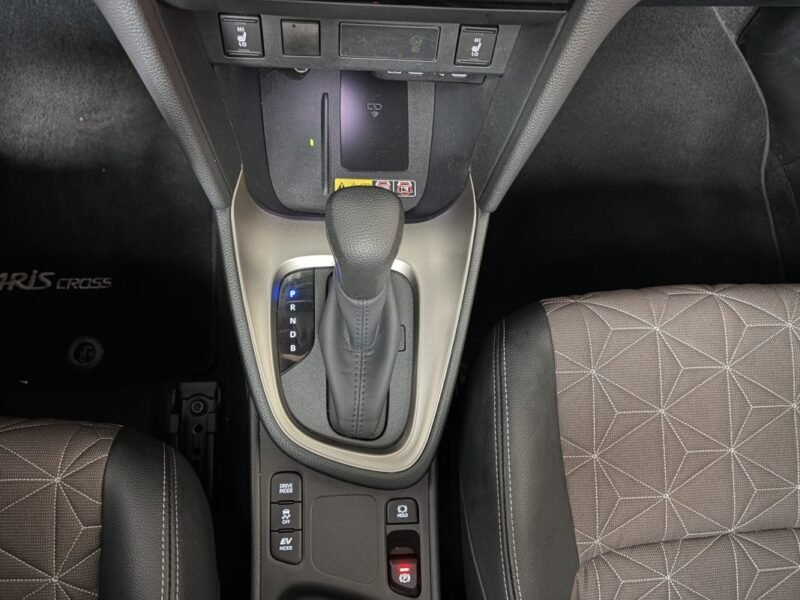 TOYOTA YARIS cross COLLECTION toit PANORAMIQUE / PREMIERE MAIN