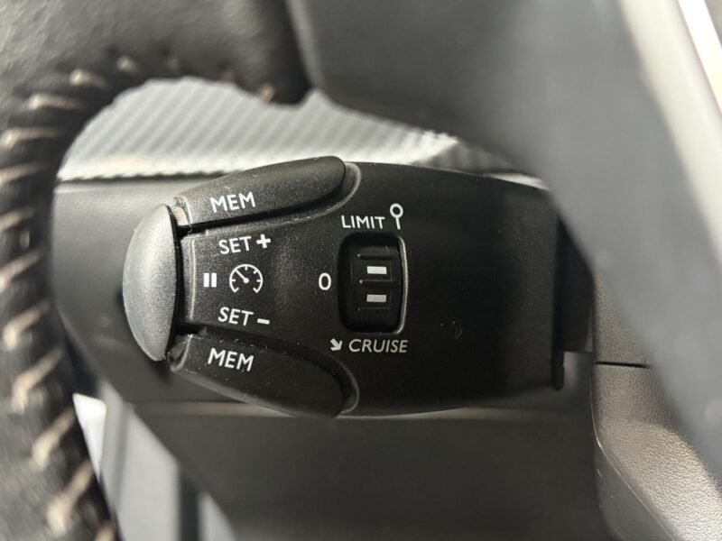 PEUGEOT 2008 ALLURE PACK 1.5 Hdi / CARPLAY / PREMIERE MAIN