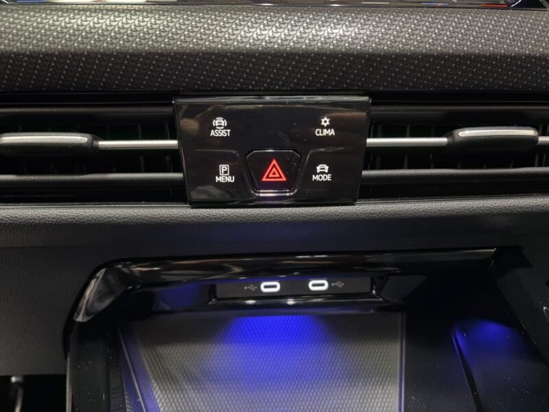 VOLKSWAGEN GOLF VIII 1.5 eTSI R-LINE TOIT OUVRANT/ PREMIERE MAIN 