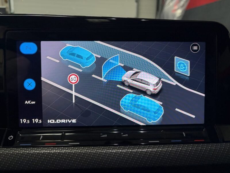 VOLKSWAGEN GOLF VIII 1.5 eTSI R-LINE TOIT OUVRANT/ PREMIERE MAIN 