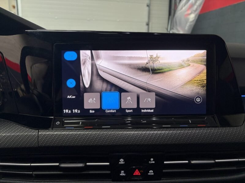 VOLKSWAGEN GOLF VIII 1.5 eTSI R-LINE TOIT OUVRANT/ PREMIERE MAIN 