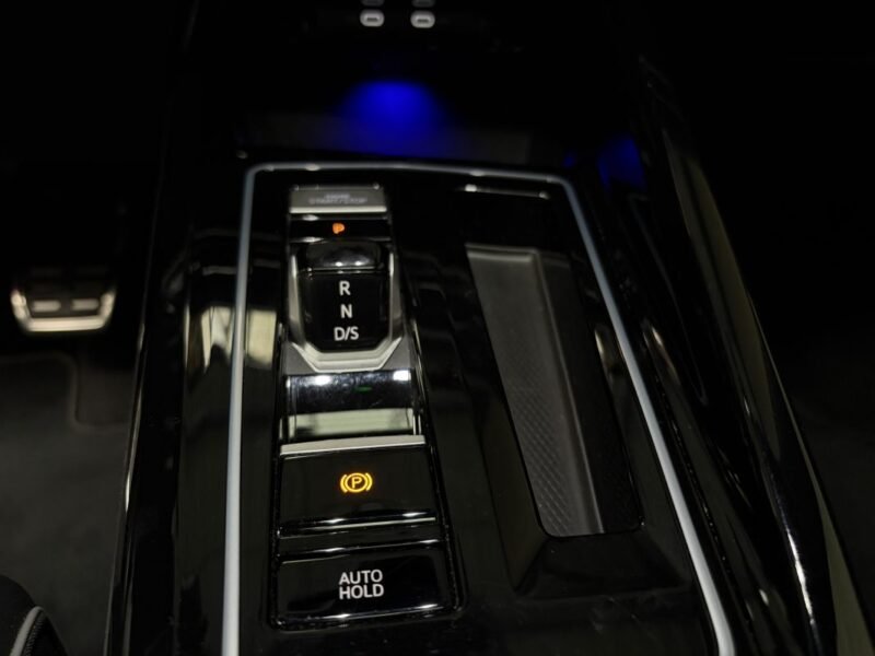 VOLKSWAGEN GOLF VIII 1.5 eTSI R-LINE TOIT OUVRANT/ PREMIERE MAIN 