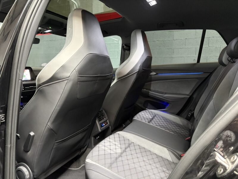 VOLKSWAGEN GOLF VIII 1.5 eTSI R-LINE TOIT OUVRANT/ PREMIERE MAIN 
