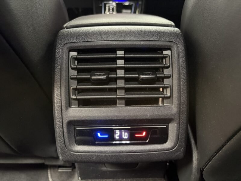 VOLKSWAGEN GOLF VIII 1.5 eTSI R-LINE TOIT OUVRANT/ PREMIERE MAIN 