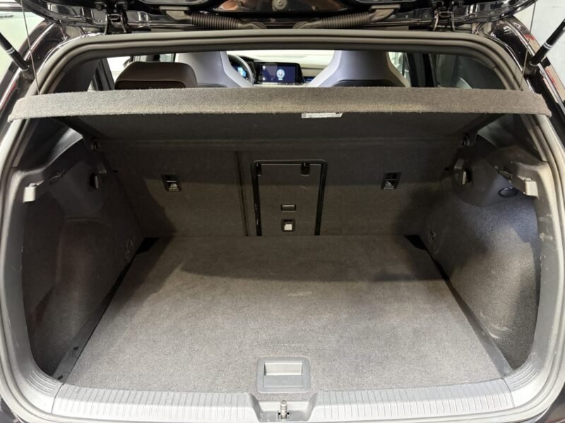 VOLKSWAGEN GOLF VIII 1.5 eTSI R-LINE TOIT OUVRANT/ PREMIERE MAIN 