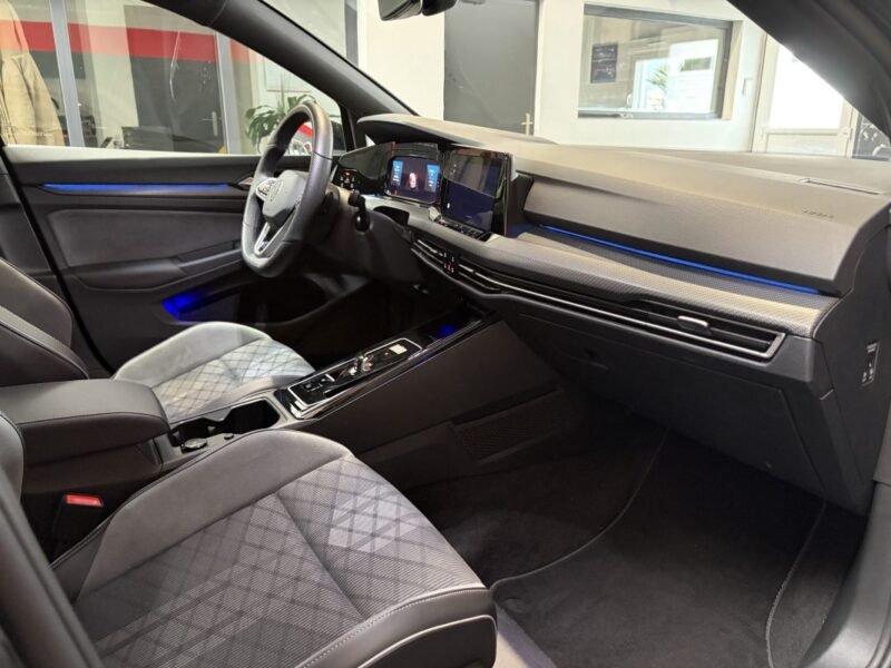 VOLKSWAGEN GOLF VIII 1.5 eTSI R-LINE TOIT OUVRANT/ PREMIERE MAIN 