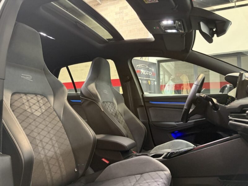 VOLKSWAGEN GOLF VIII 1.5 eTSI R-LINE TOIT OUVRANT/ PREMIERE MAIN 