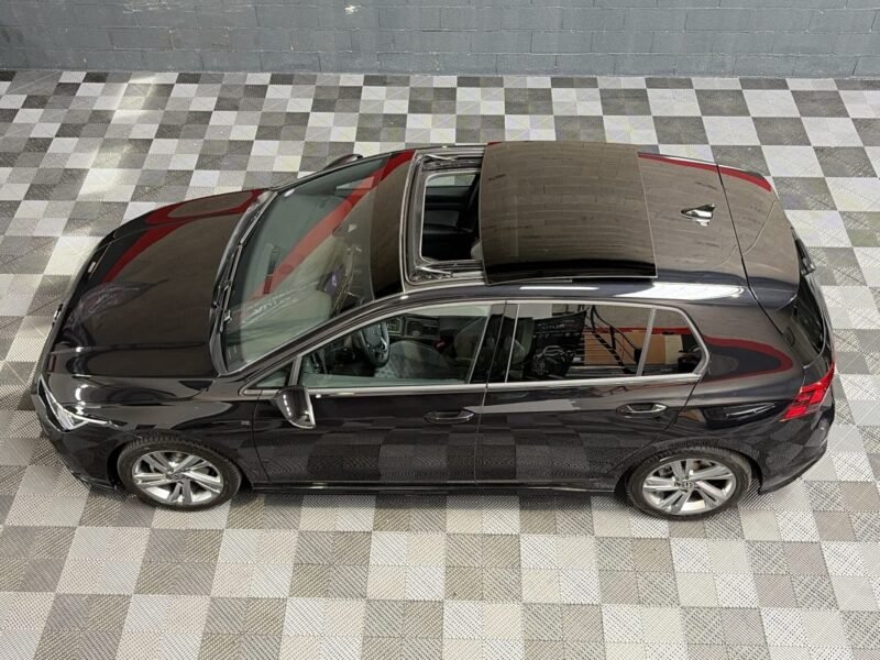 VOLKSWAGEN GOLF VIII 1.5 eTSI R-LINE TOIT OUVRANT/ PREMIERE MAIN 
