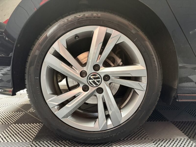 VOLKSWAGEN GOLF VIII 1.5 eTSI R-LINE TOIT OUVRANT/ PREMIERE MAIN 