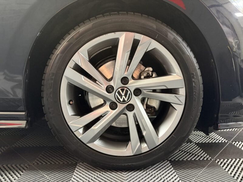 VOLKSWAGEN GOLF VIII 1.5 eTSI R-LINE TOIT OUVRANT/ PREMIERE MAIN 
