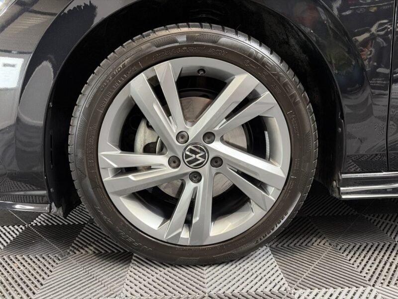 VOLKSWAGEN GOLF VIII 1.5 eTSI R-LINE TOIT OUVRANT/ PREMIERE MAIN 