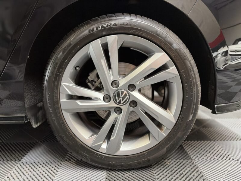 VOLKSWAGEN GOLF VIII 1.5 eTSI R-LINE TOIT OUVRANT/ PREMIERE MAIN 