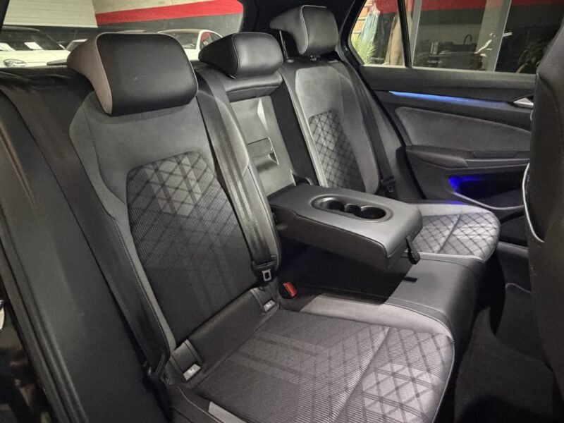 VOLKSWAGEN GOLF VIII 1.5 eTSI R-LINE TOIT OUVRANT/ PREMIERE MAIN 